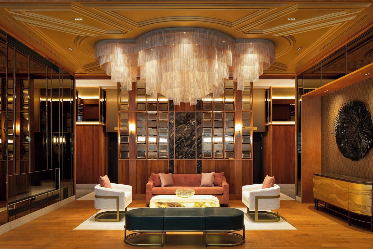 HONEYROSE Hotel (Room with City View) image 5