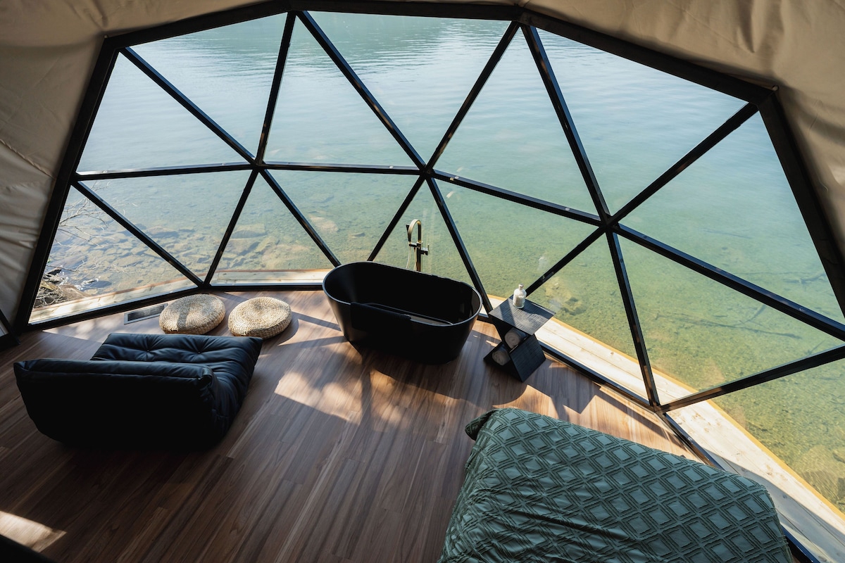 The Lodge on Harrison Lake (Geodome) image 6