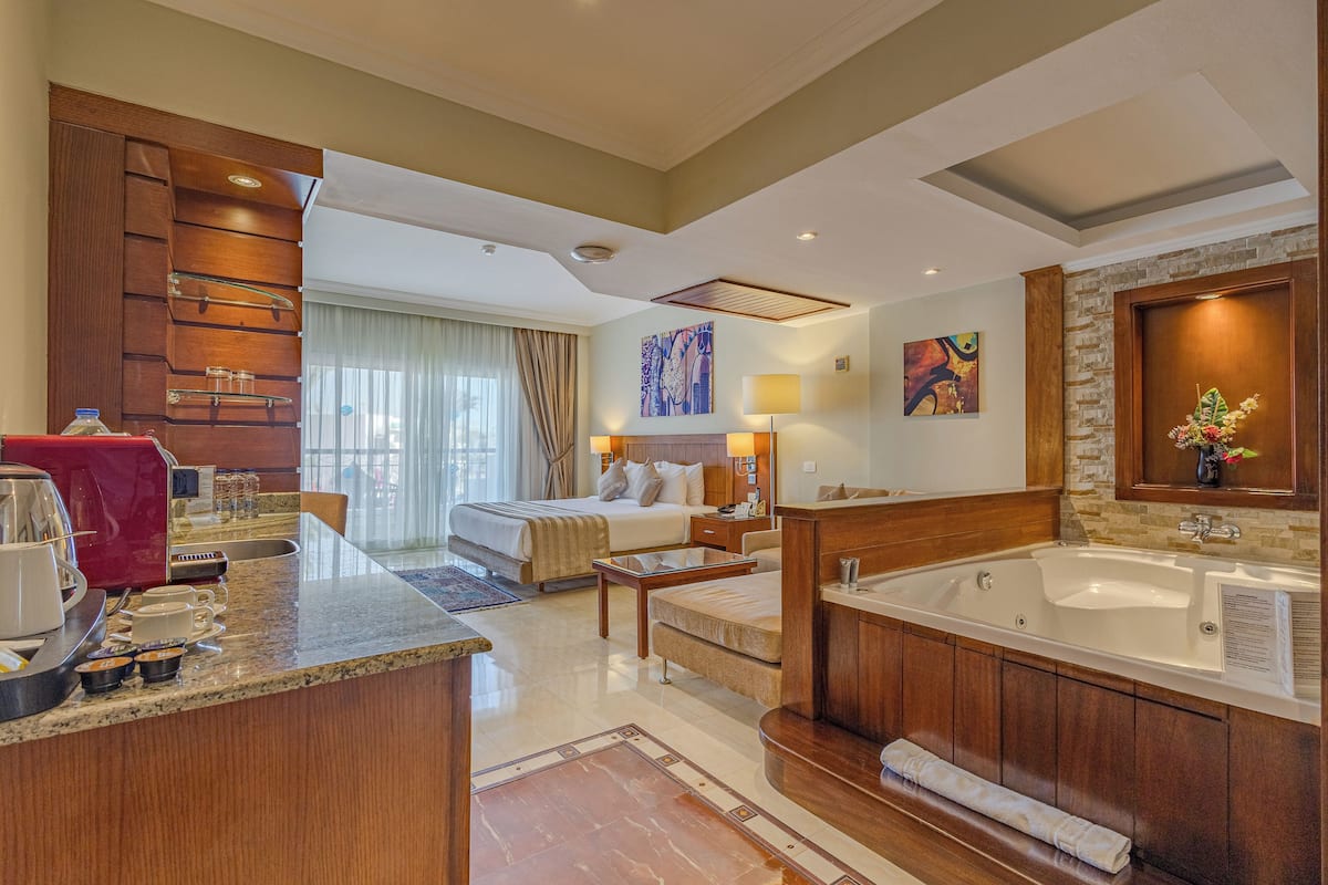 Premium Jacuzzi Suite, Sultan Gardens Resort
 image 6
