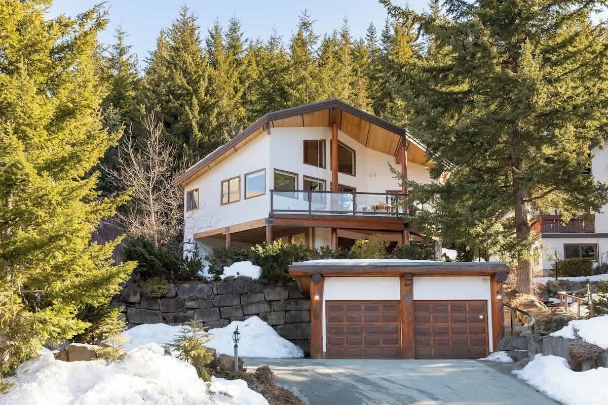 Chalet with hot tub near village
 image 1