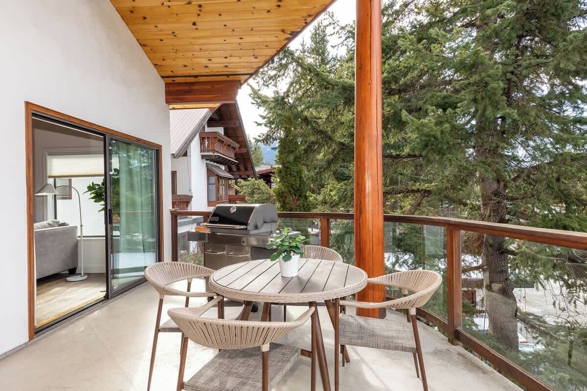 Chalet with hot tub near village
 image 5