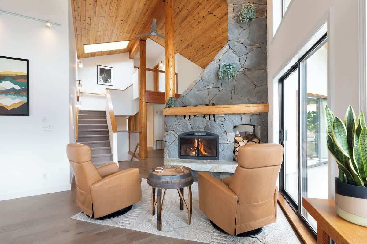 Chalet with hot tub near village
 image 6