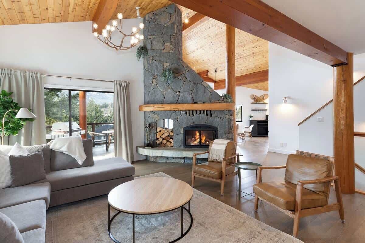 Chalet with hot tub near village
 image 7