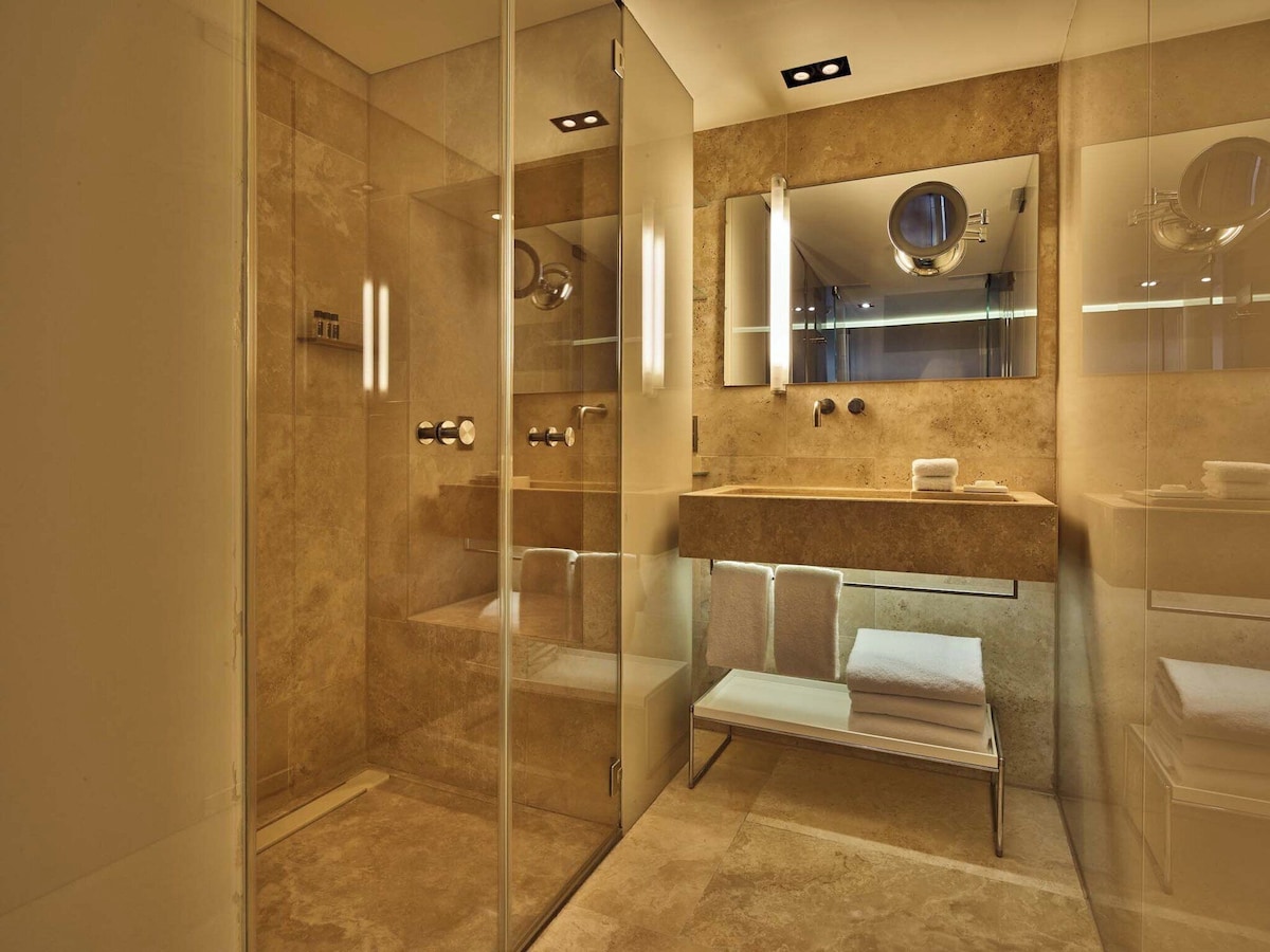 Mandarin Oriental Conservatorium (Deluxe Room) image 9