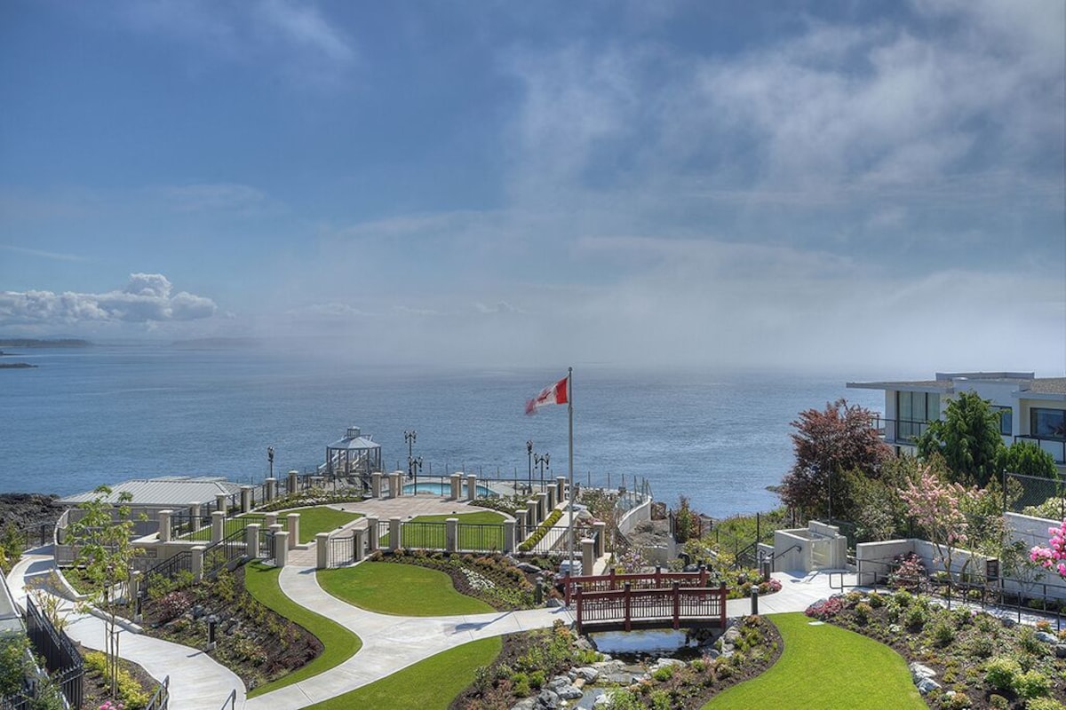 Oak Bay Beach Hotel (Double Queen) image 5