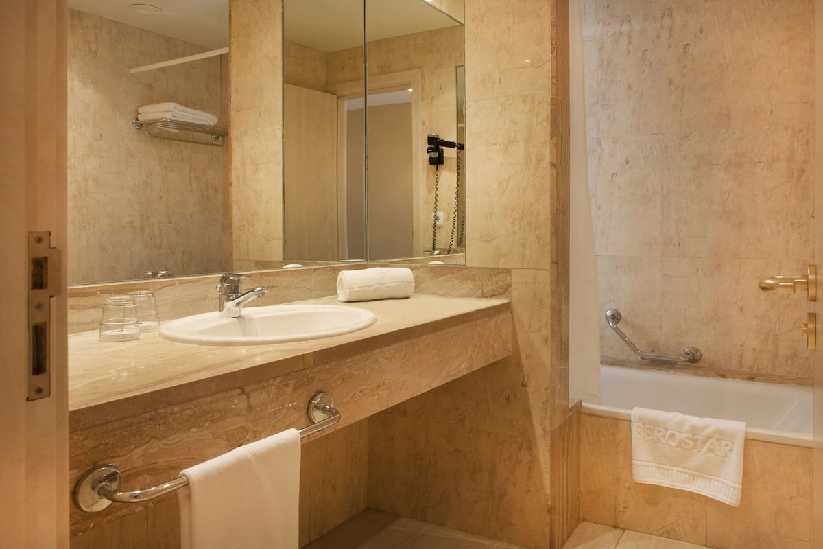 Iberostar Waves Ciudad Blanca Standard Apartment image 5