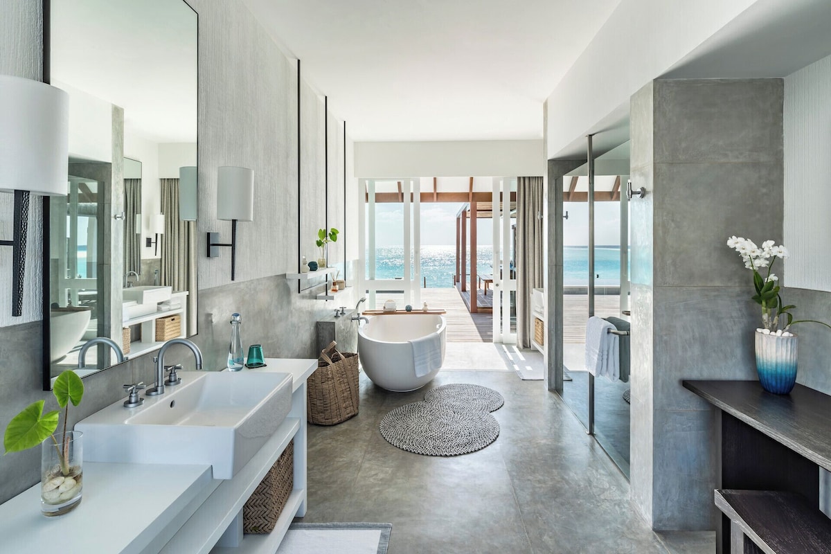 Villa, 1 King Bed (Sunset Water) Landaa Giraavaru image 1
