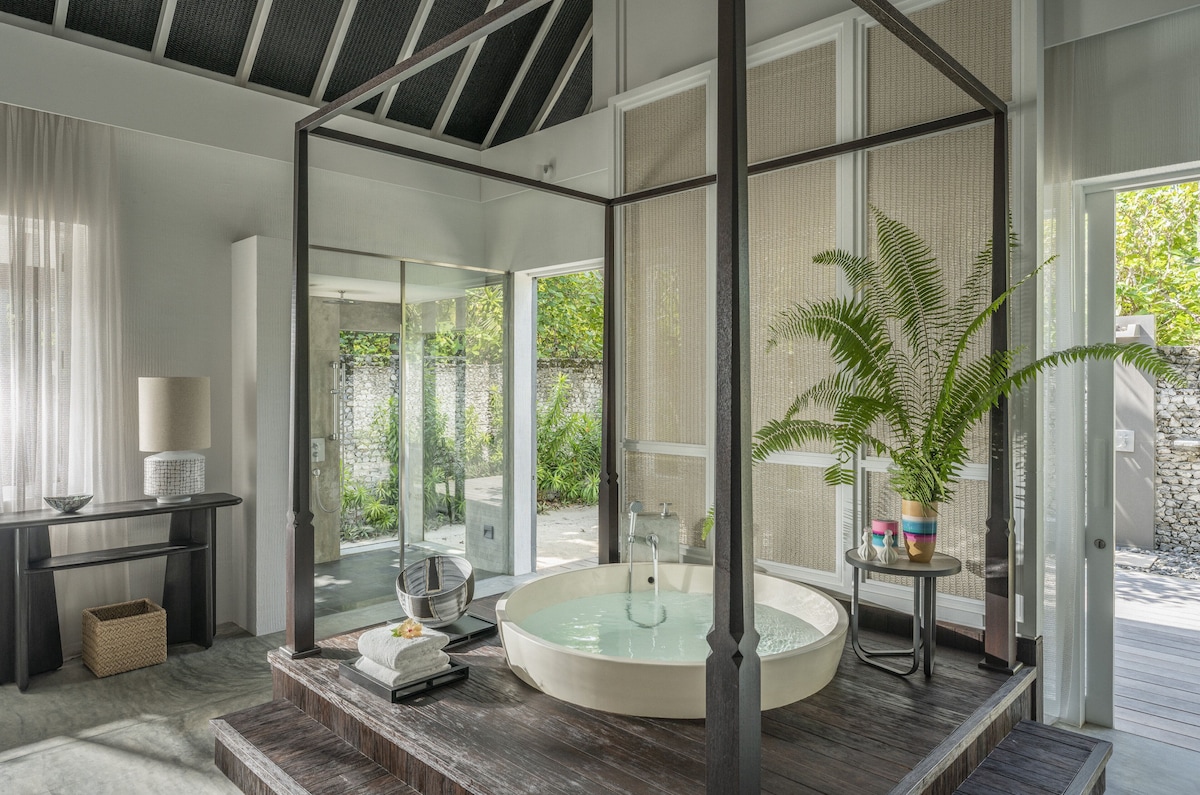 Villa, 1 King Bed (Sunset Water) Landaa Giraavaru image 6