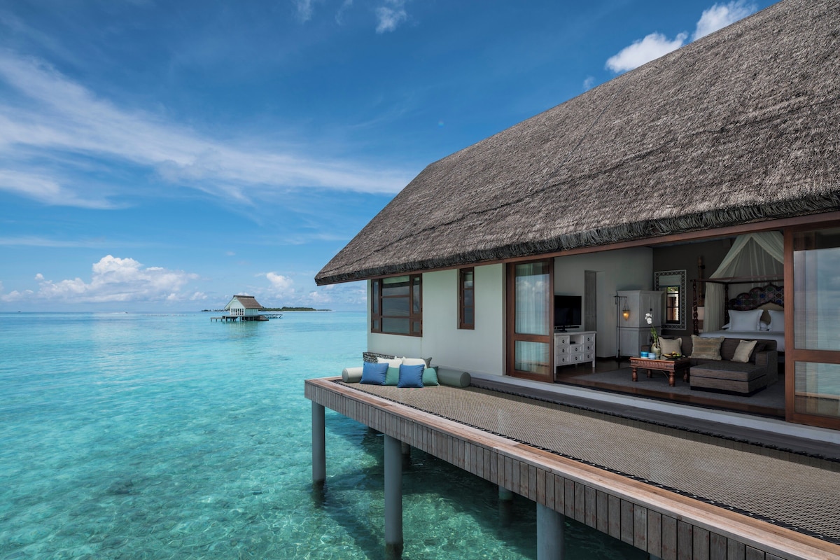 Villa, 1 King Bed (Sunset Water) Landaa Giraavaru image 7