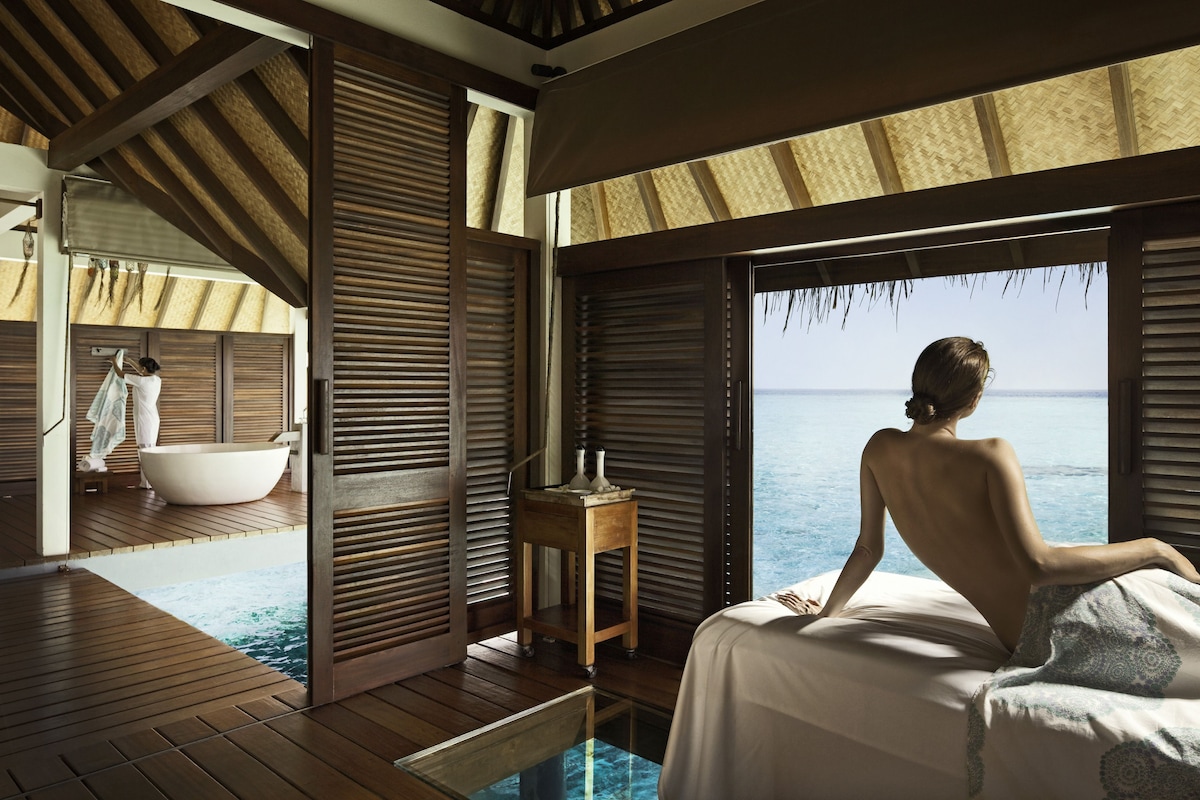 Villa, 1 King Bed (Sunset Water) Landaa Giraavaru image 8