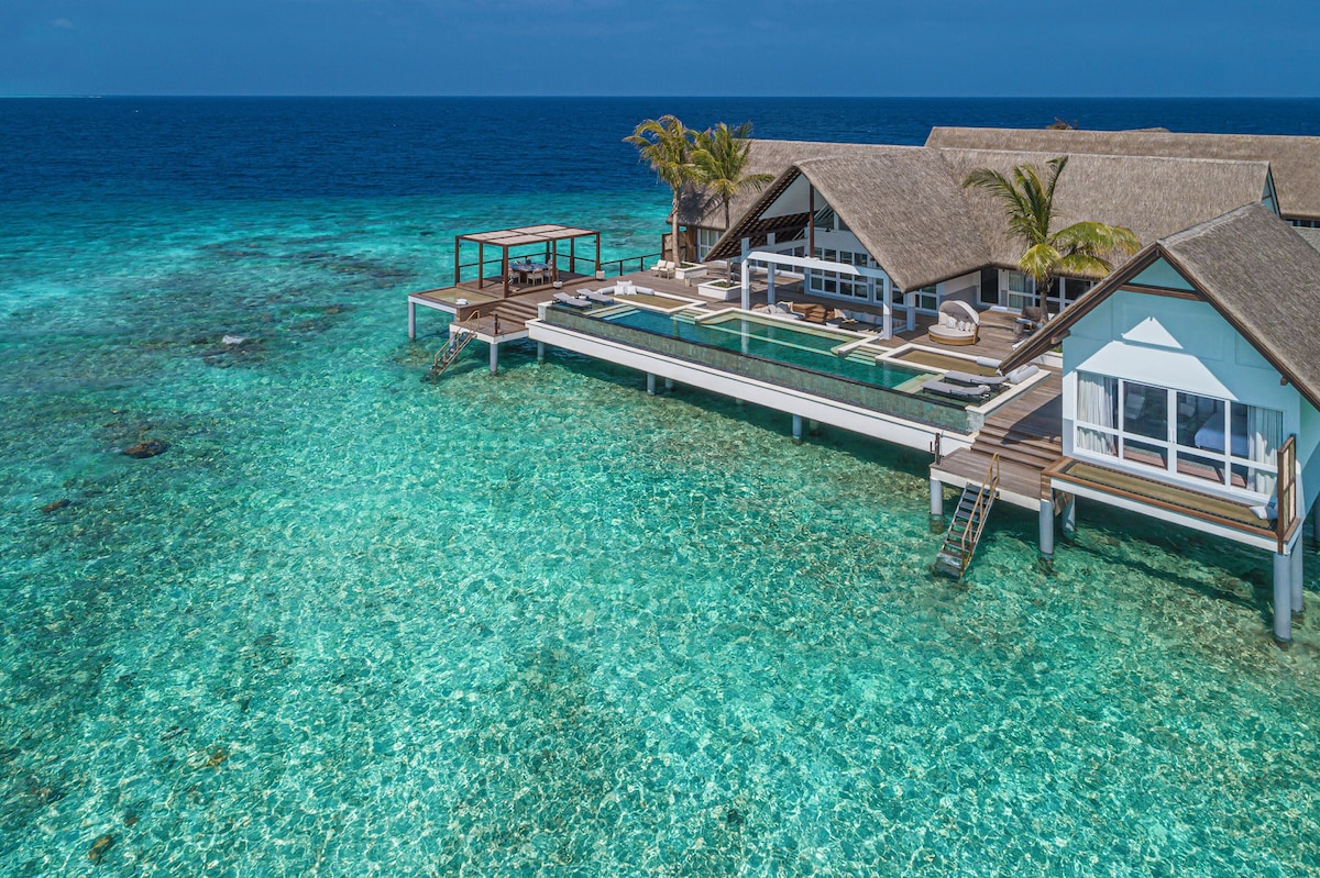 Villa, 1 King Bed (Sunset Water) Landaa Giraavaru image 10