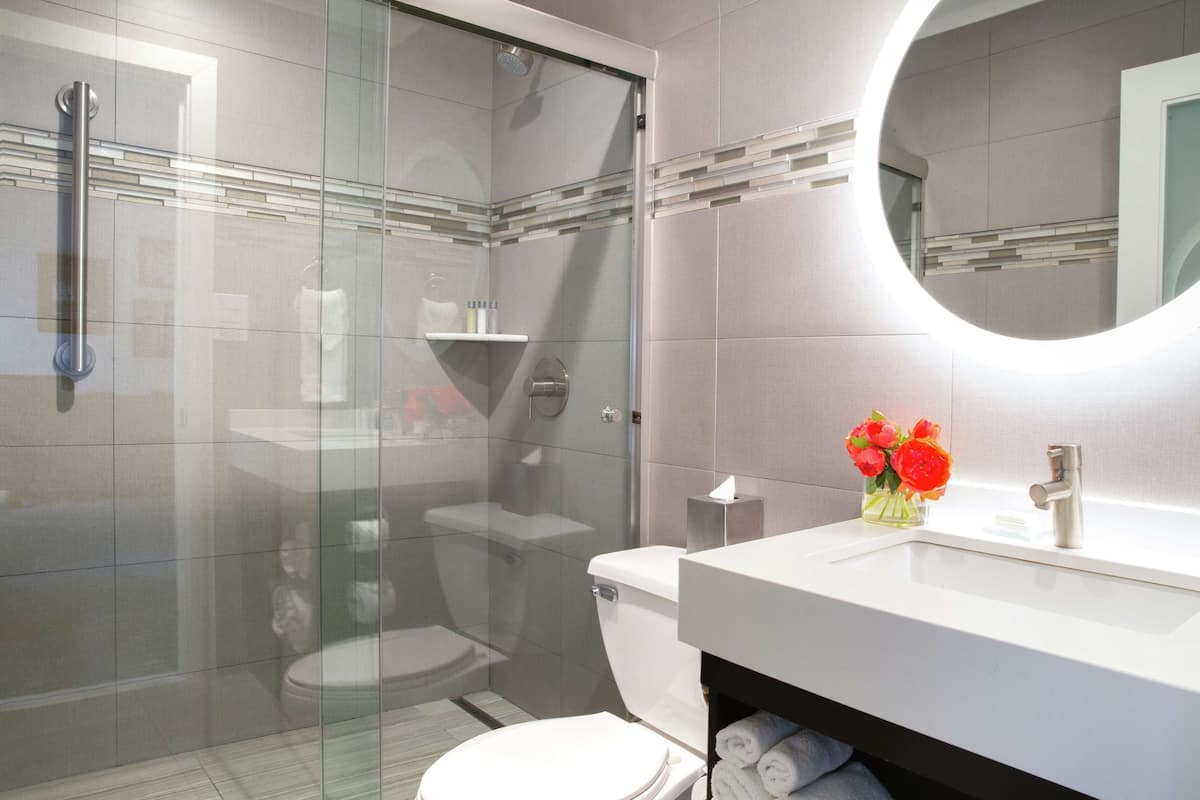 Curio Collection by Hilton Deluxe Room image 2