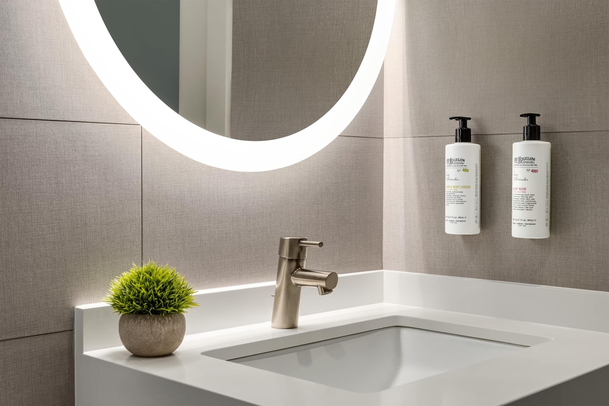 Curio Collection by Hilton Deluxe Room image 3