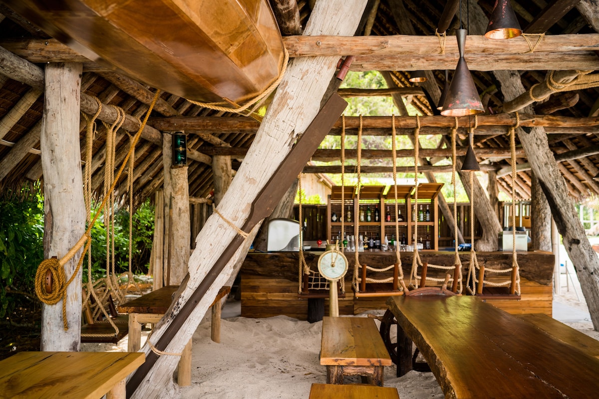 Bawah Reserve (Overwater Bungalow) image 4