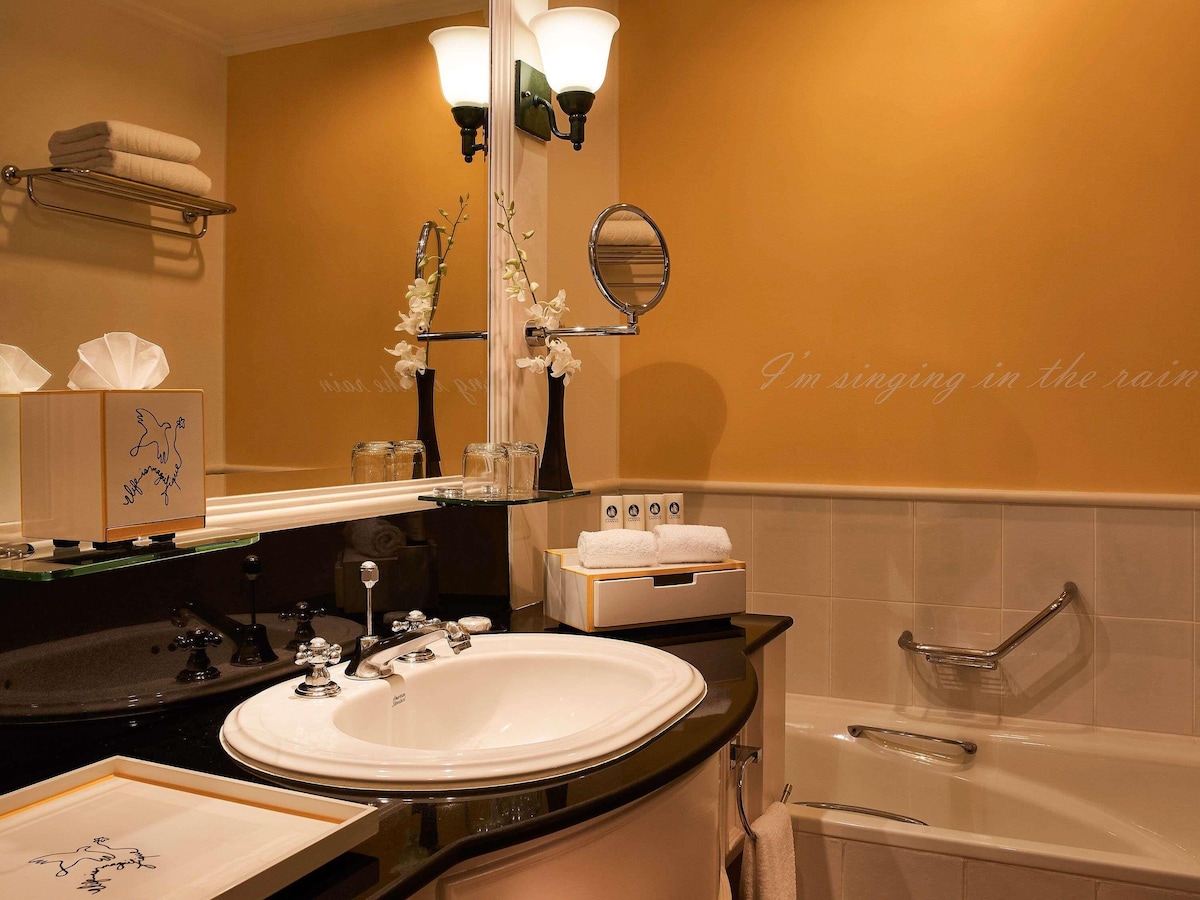 Sofitel Angkor Phokeethra (King Room) image 6