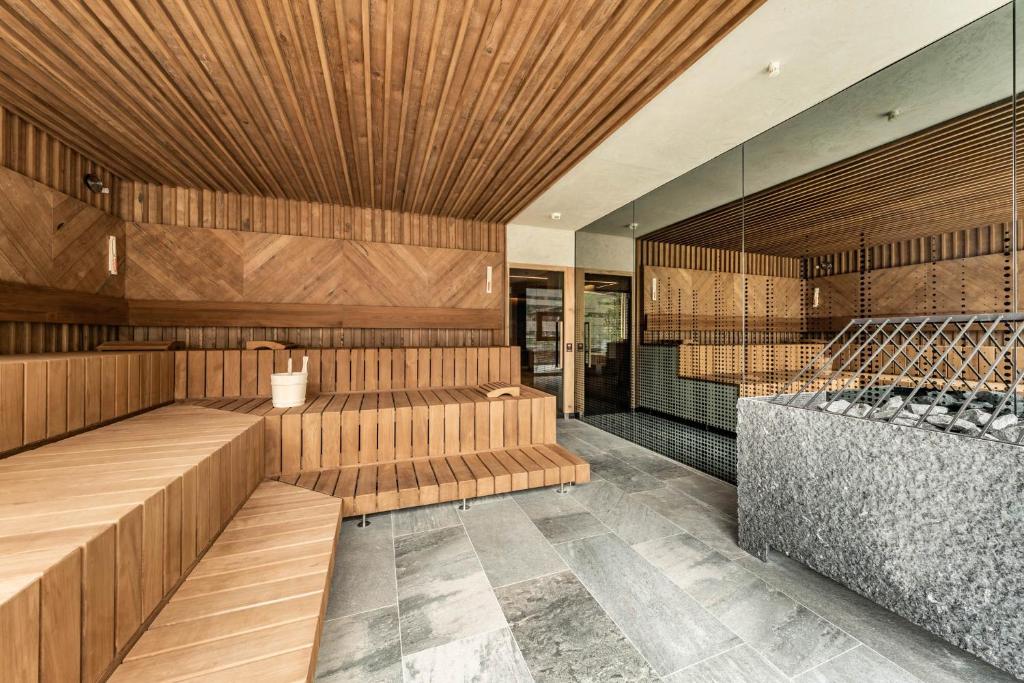 Hotel Berghof (Deluxe Suite)
 image 8