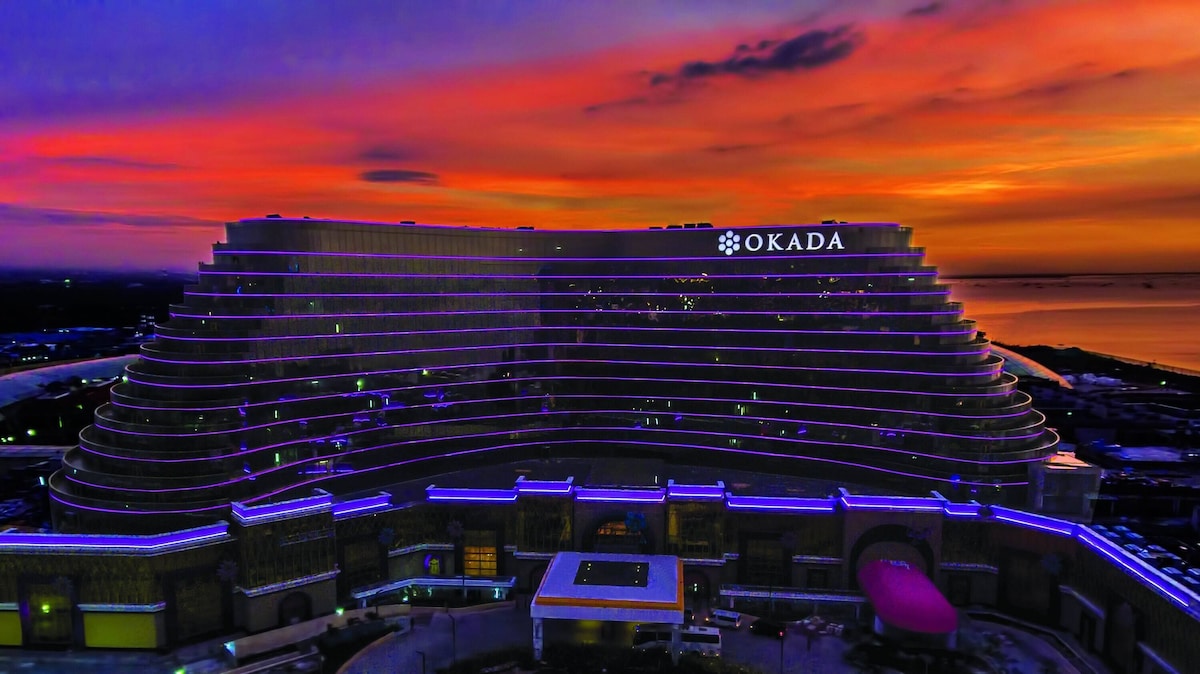 Okada Manila (Deluxe King Room) image 1
