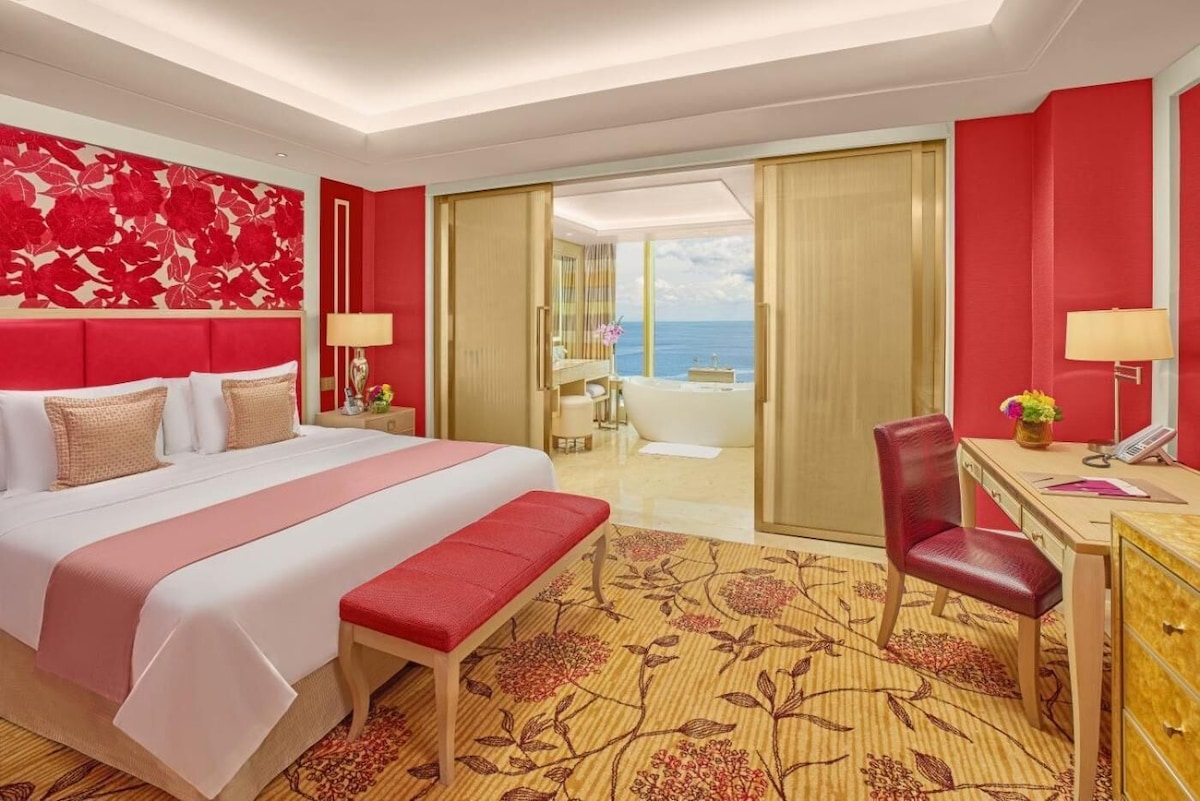 Okada Manila (Deluxe King Room) image 3