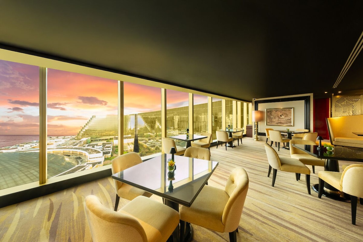 Okada Manila (Deluxe King Room) image 8