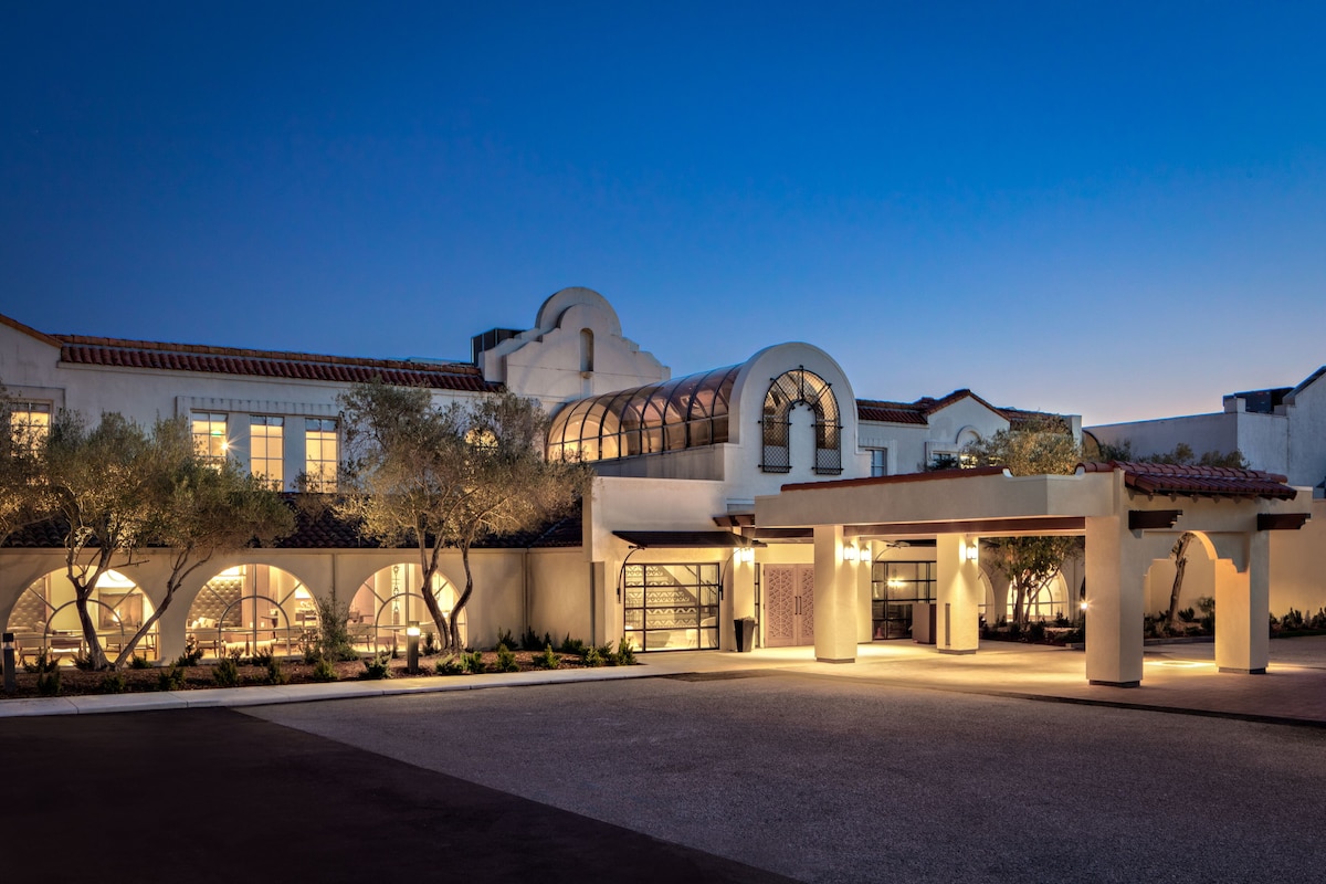 Chaminade Resort (King Resort with Patio) image 4