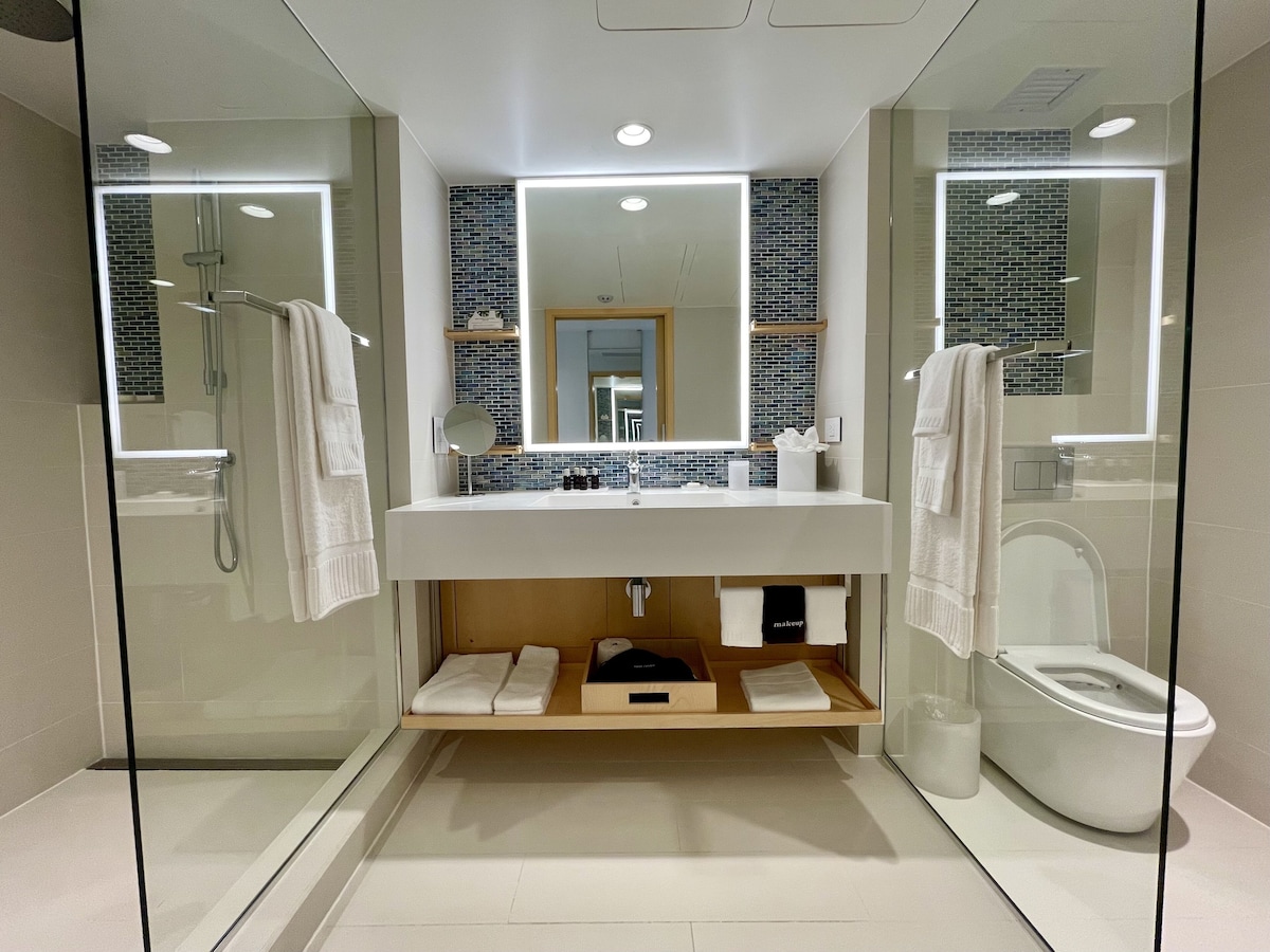 The Morgan (King Oceanview Guestroom) image 7