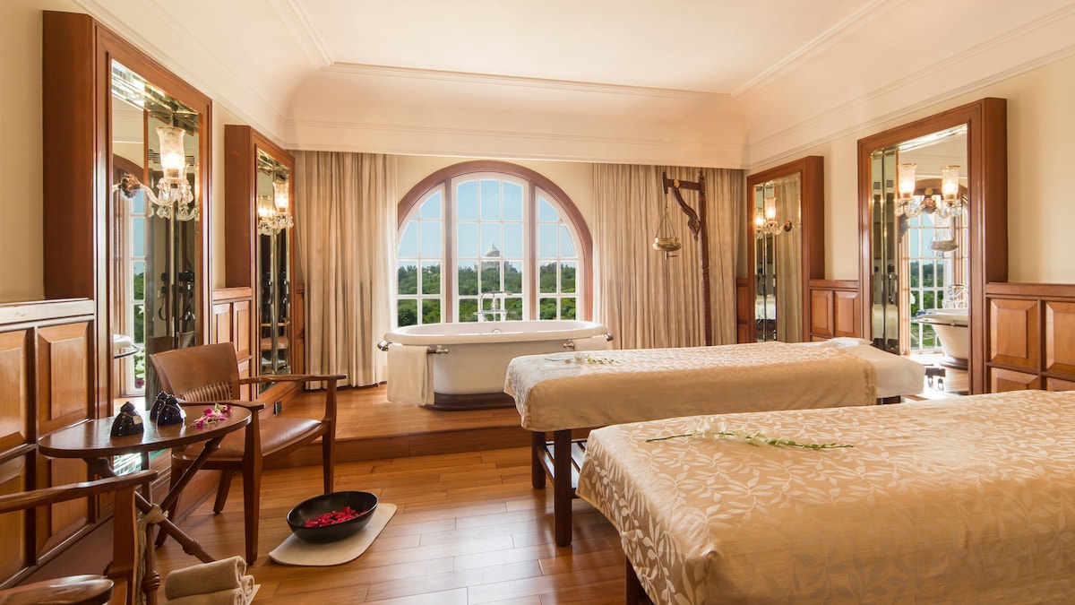 The Oberoi Amarvilas (Luxury Suite) image 9