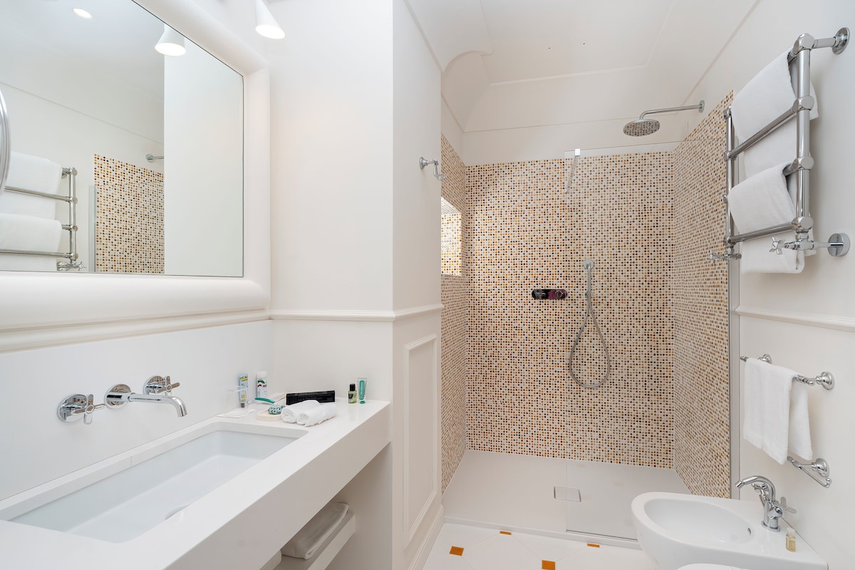 Miramalfi (Superior Room with Sea View) image 6