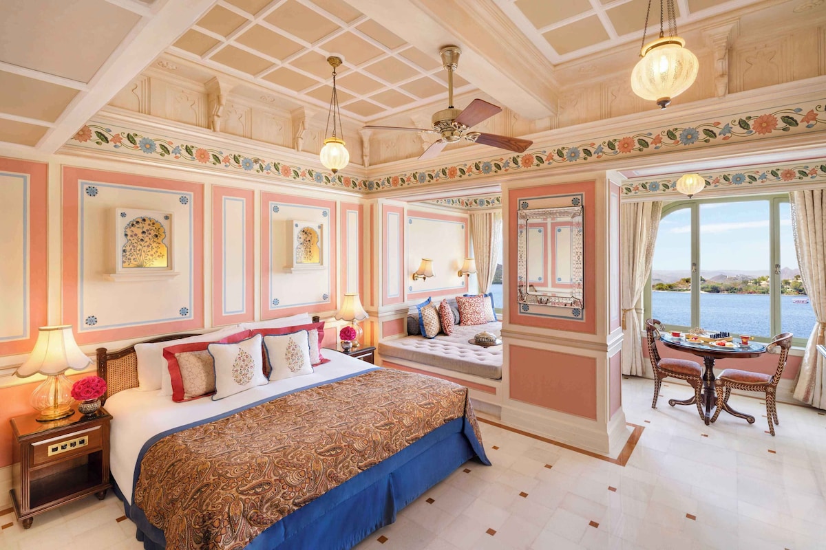 Taj Lake Palace (Palace Room) image 2