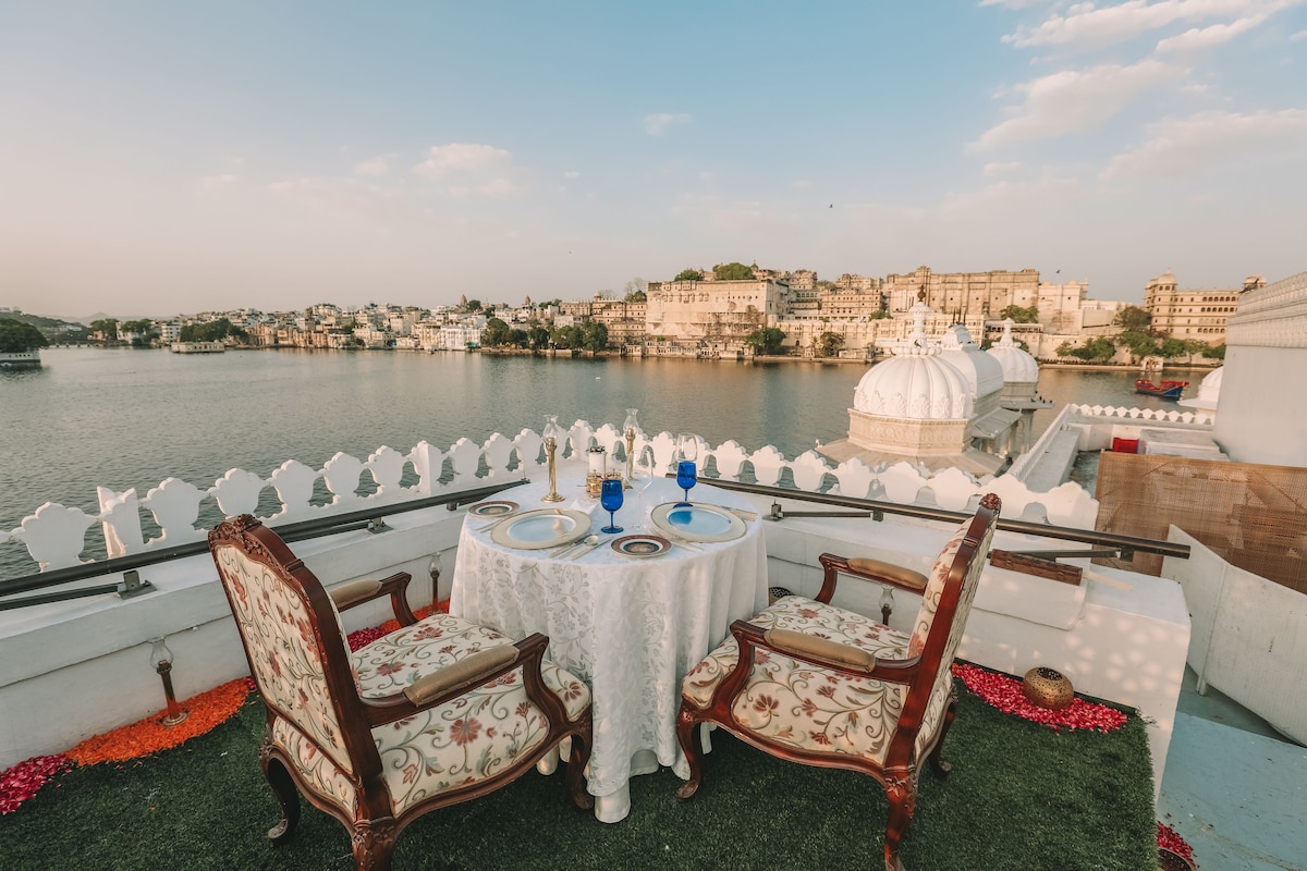 Taj Lake Palace (Palace Room) image 4