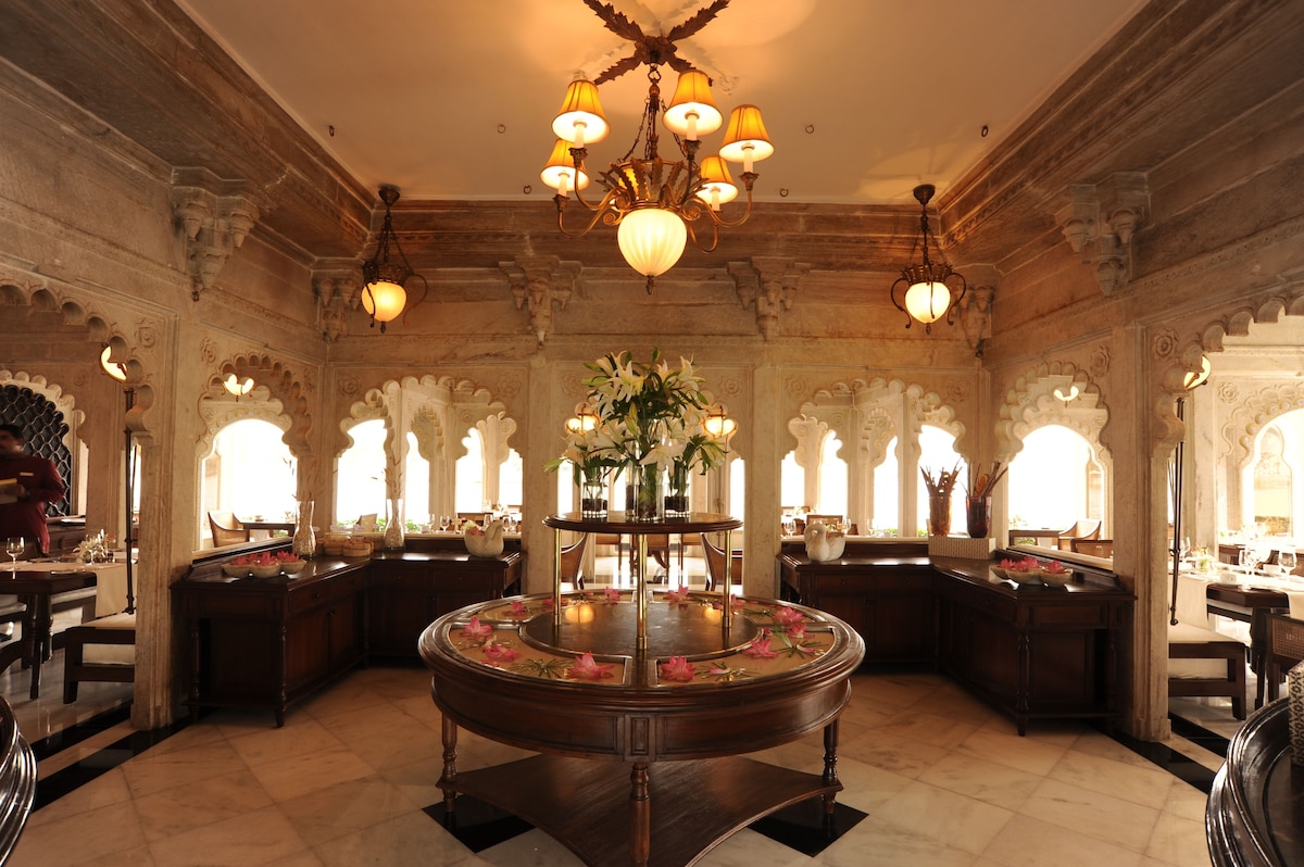 Taj Lake Palace (Palace Room) image 7