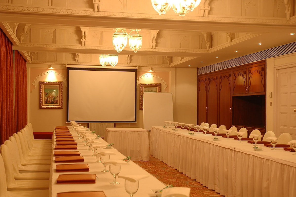 Taj Lake Palace (Palace Room) image 8