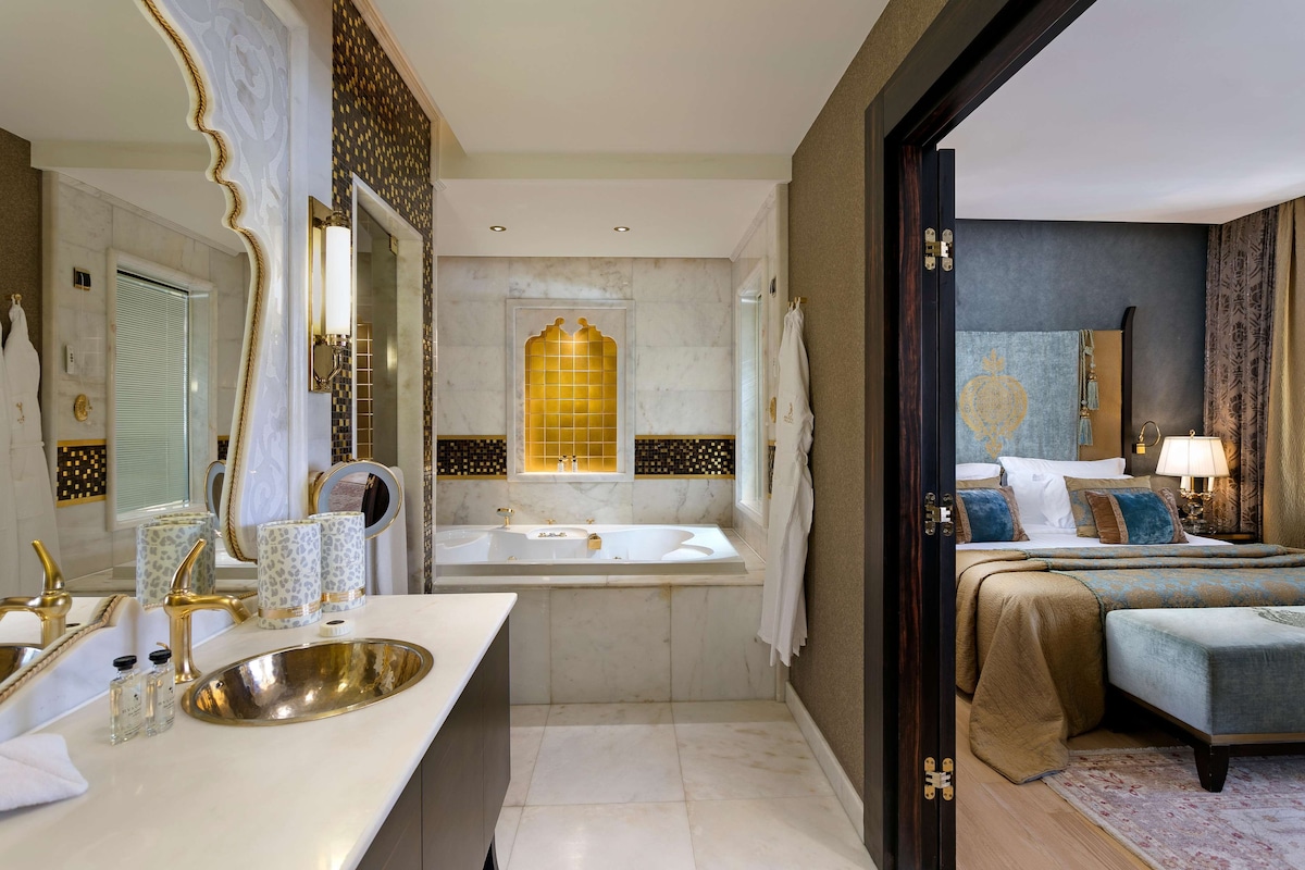 Mardan Palace (Deluxe Room)
 image 6
