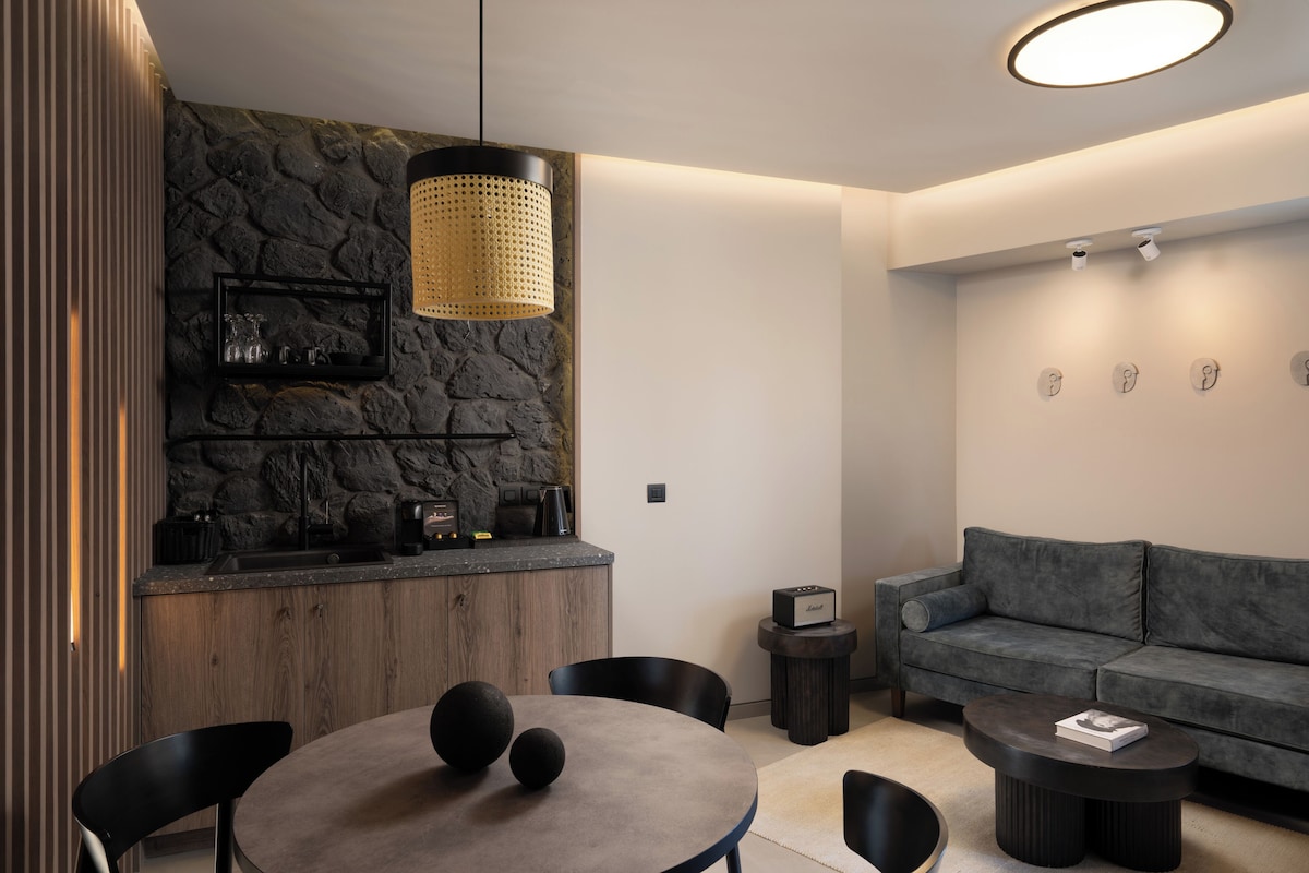 Apikia Santorini (Honeymoon Suite) image 2