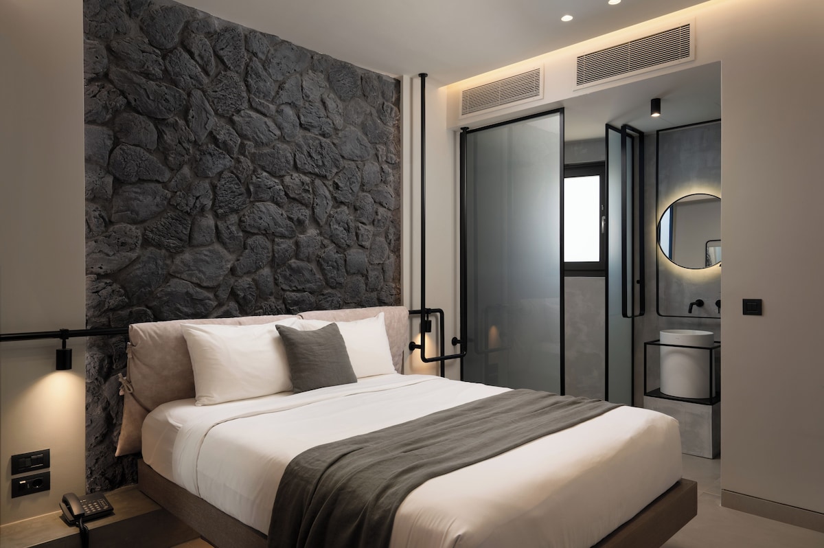 Apikia Santorini (Honeymoon Suite) image 3