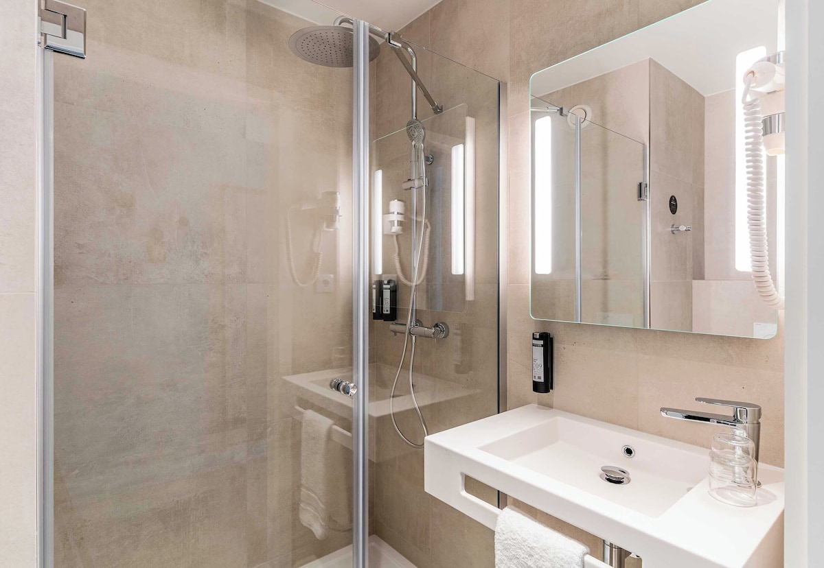 B&B HOTEL Luxembourg (Superior Room) image 5