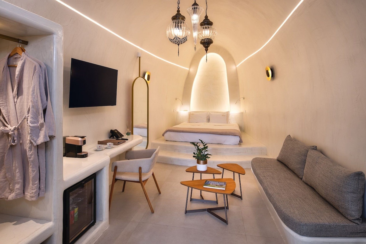 Athina Luxury Suites (Cave Honeymoon Suite) image 3