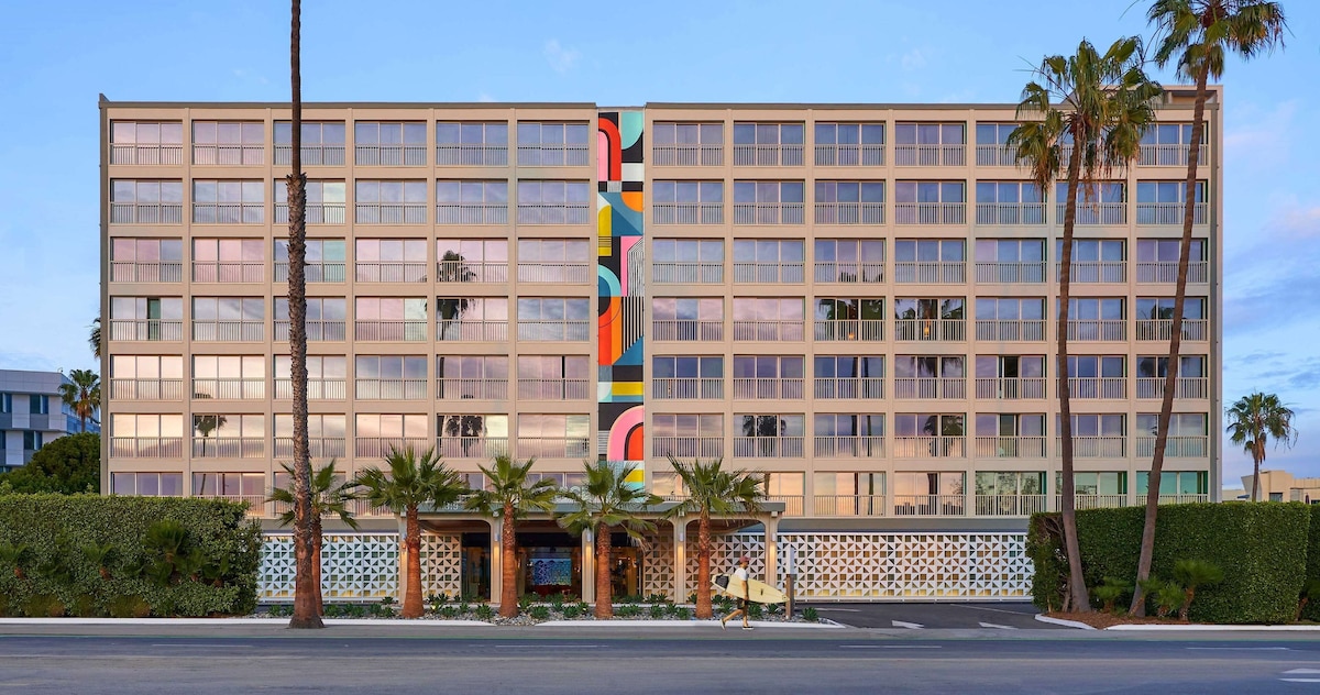 Viceroy Santa Monica (Pool View Two Queens) image 1