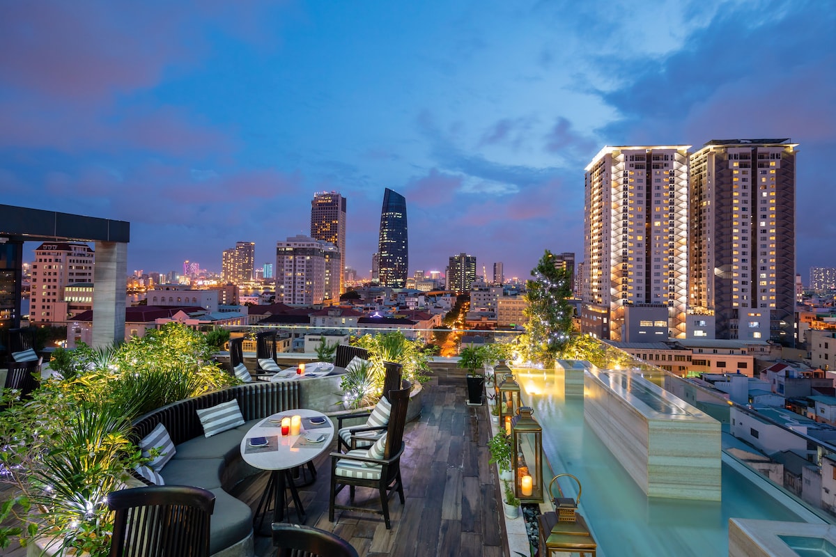 New Orient Hotel (Deluxe City View) image 1