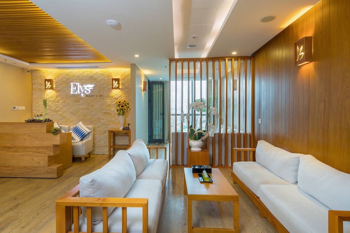 New Orient Hotel (Deluxe City View) image 2