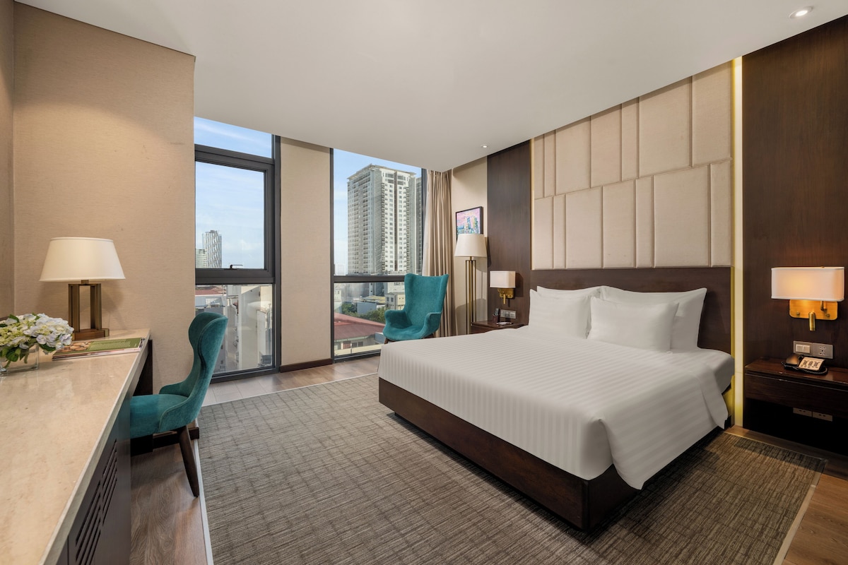 New Orient Hotel (Deluxe City View) image 3