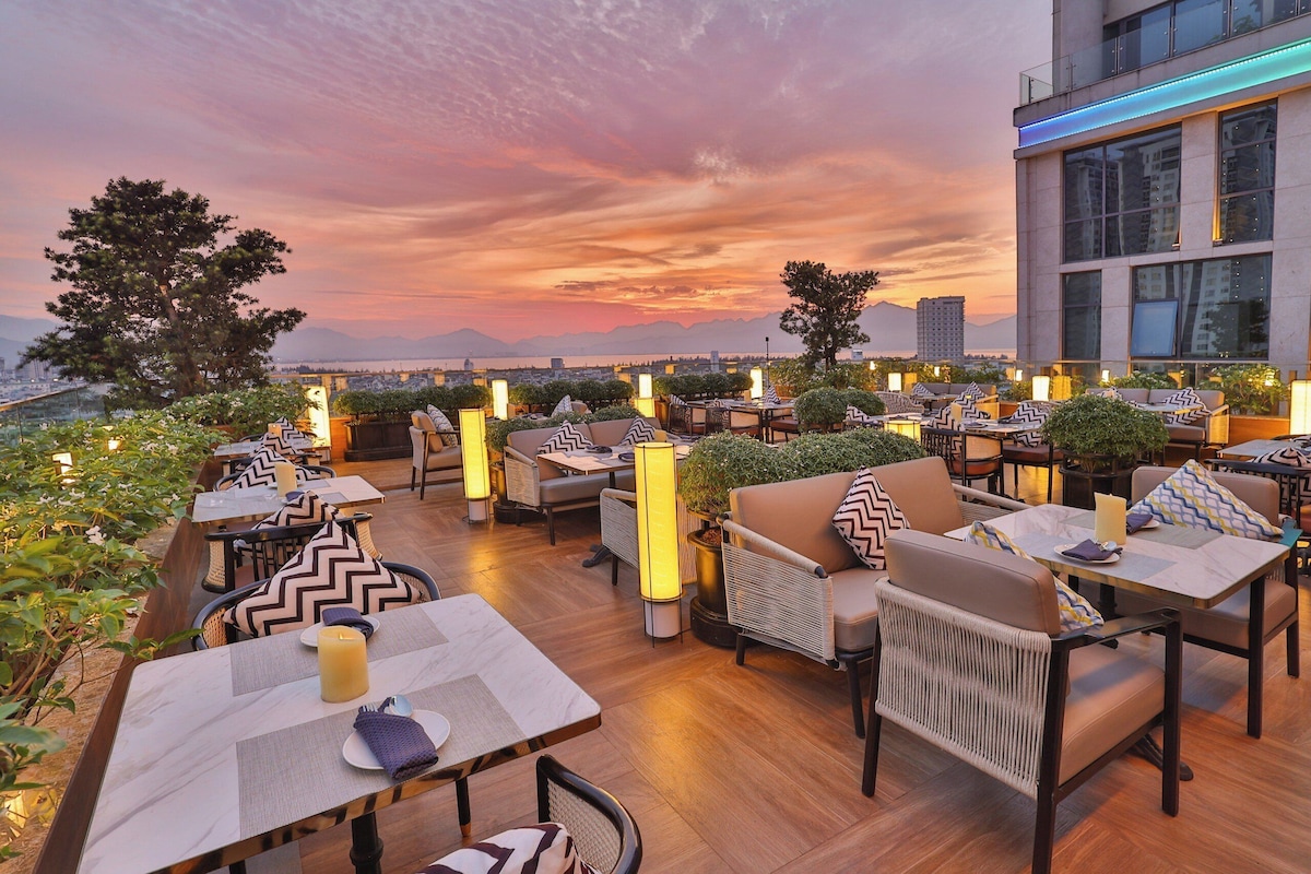 New Orient Hotel (Deluxe City View) image 4