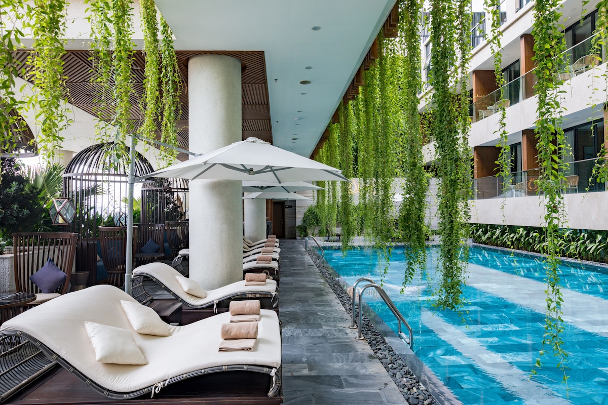 New Orient Hotel (Deluxe City View) image 8