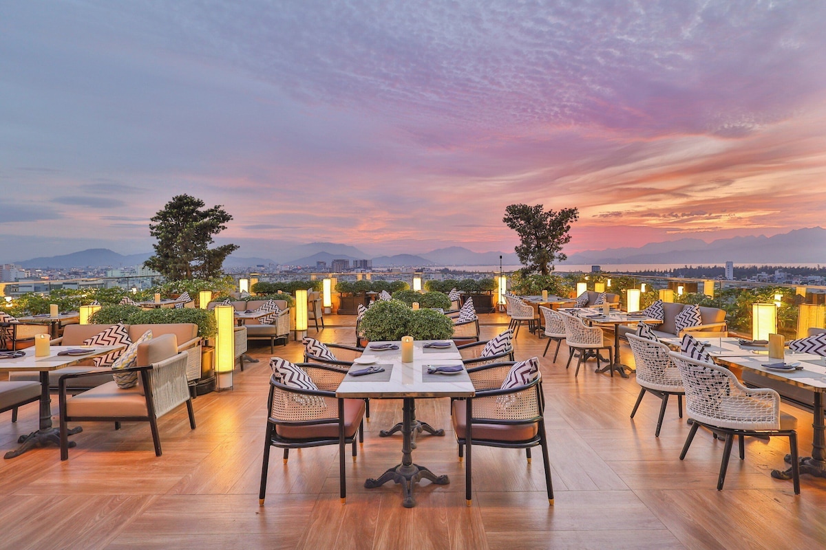 New Orient Hotel (Deluxe City View) image 9