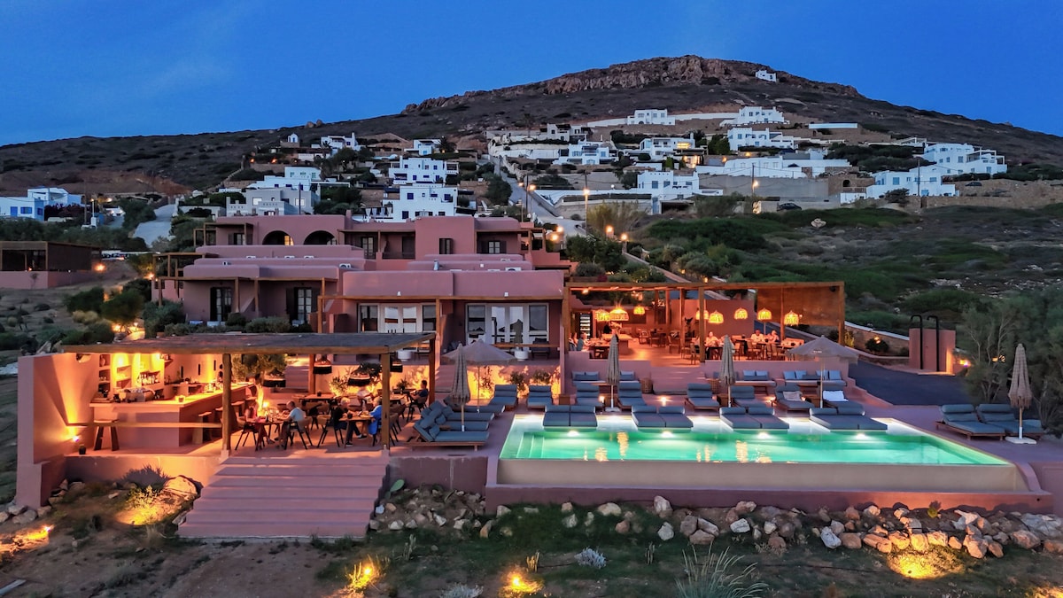 Akre Hotel for Adults (Queen Suite) image 1