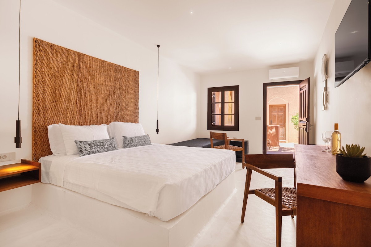 Akre Hotel for Adults (Queen Suite) image 4