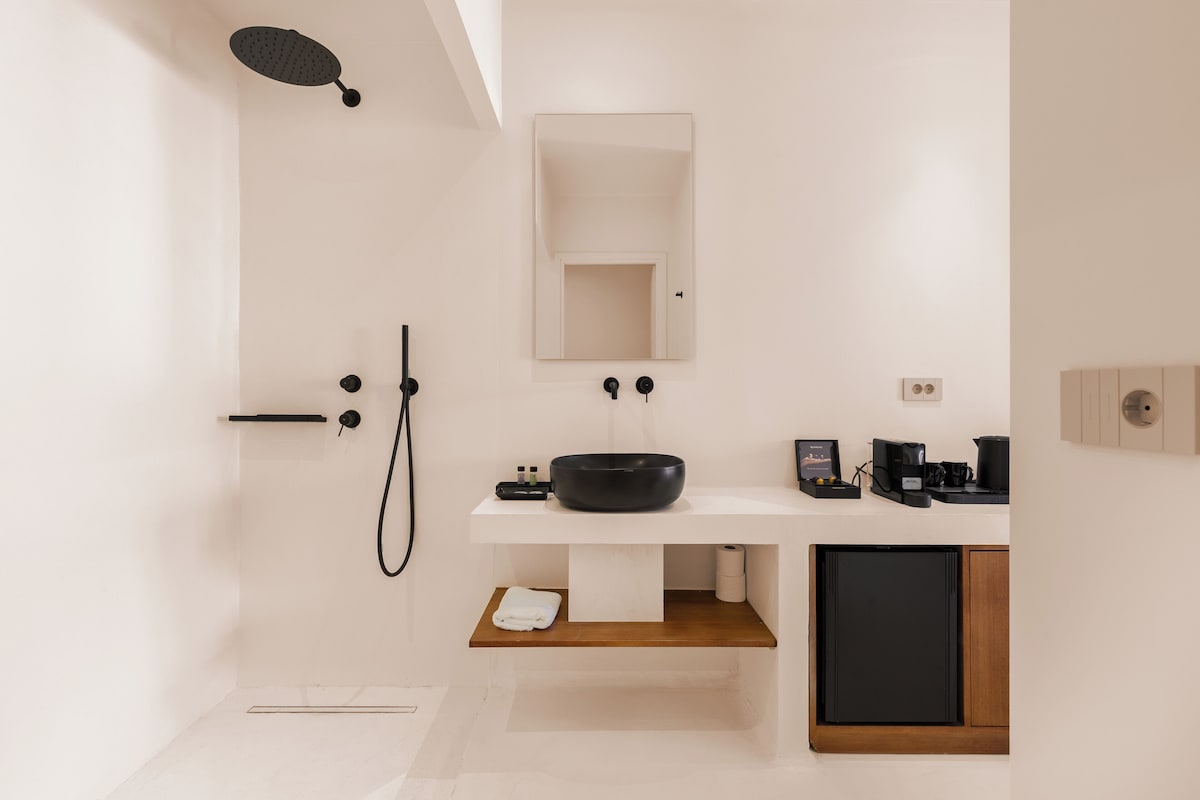 Akre Hotel for Adults (Queen Suite) image 6