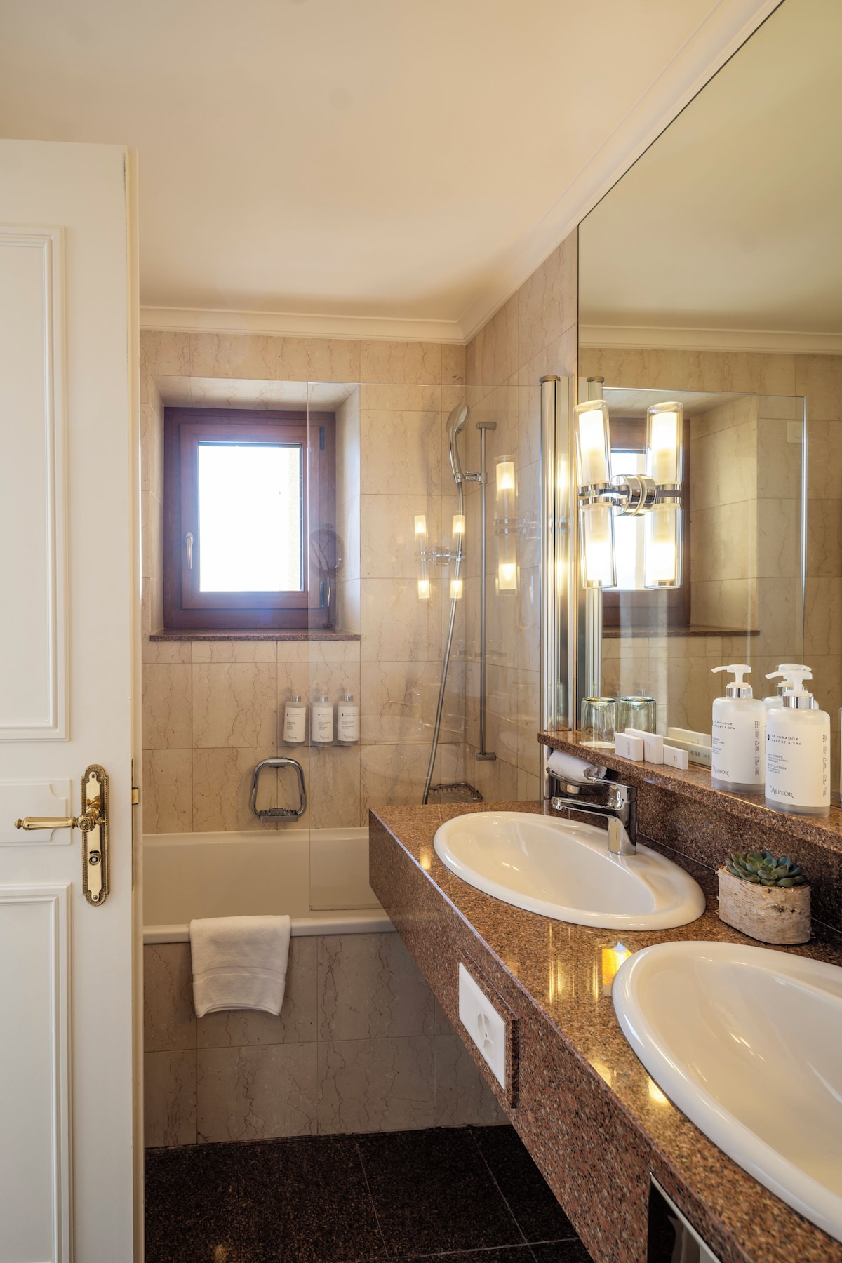Le Mirador Resort & Spa (Deluxe Room with Balcony) image 5
