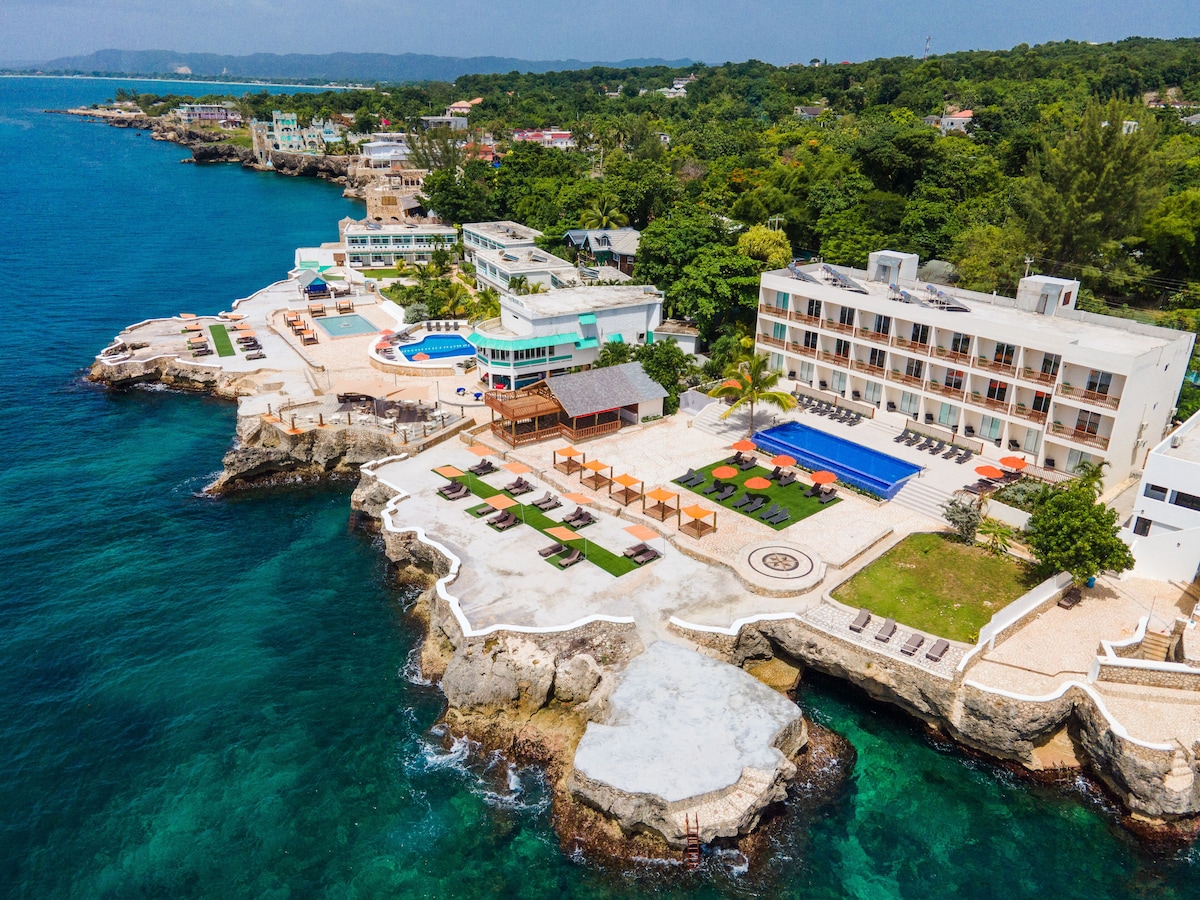 Samsara Cliff Resort (Superior Room Ocean View) image 1