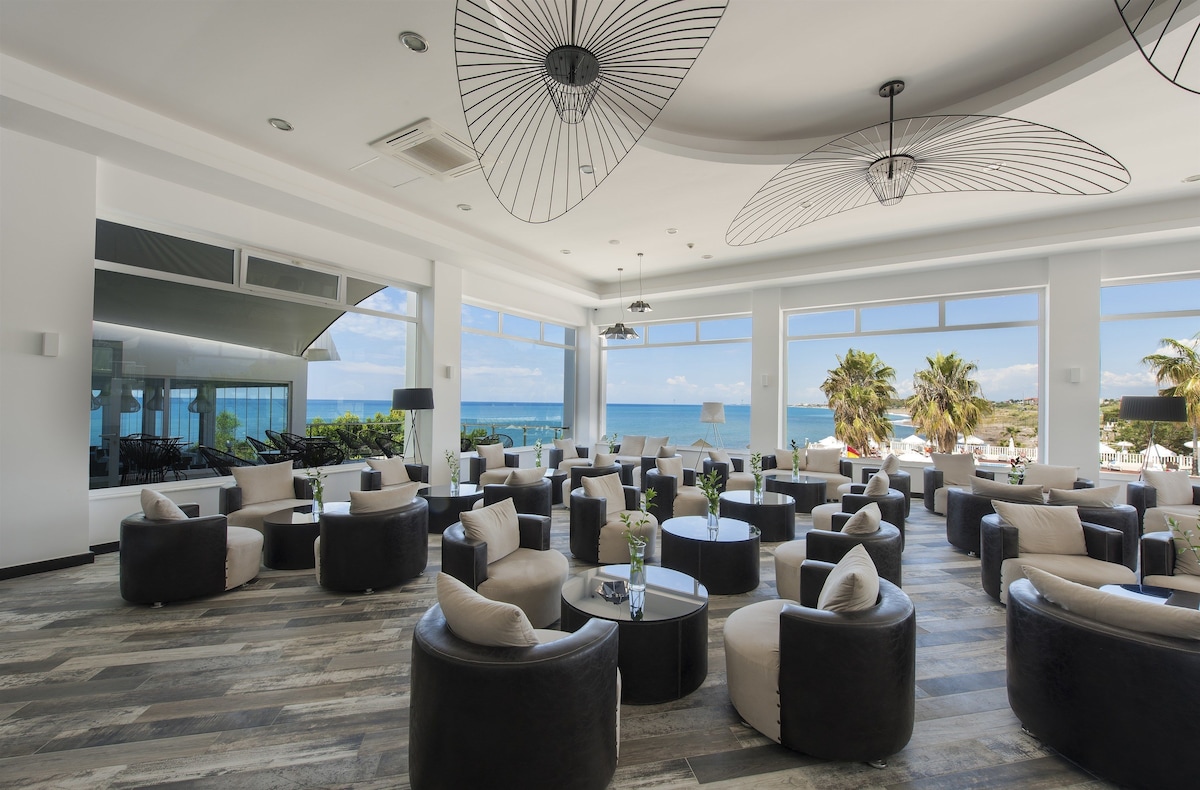 Flora Garden Hotel (Deluxe Sea View) image 3