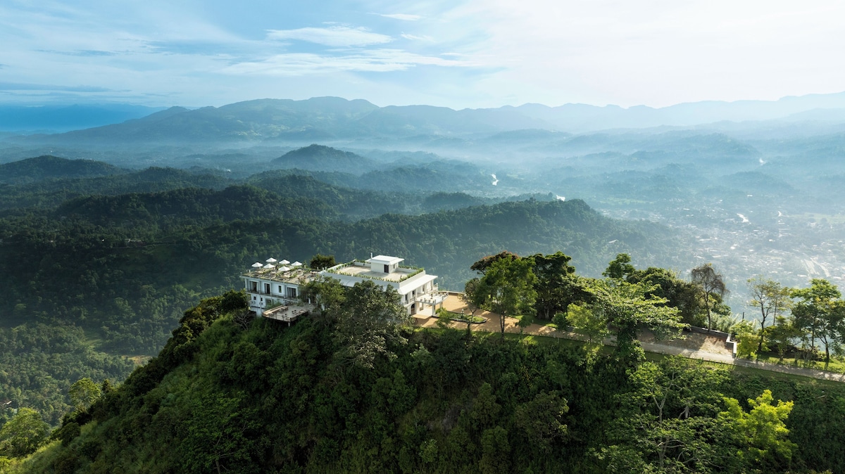 W15 Ambuluwawa (Double Room with Mountain View) image 1
